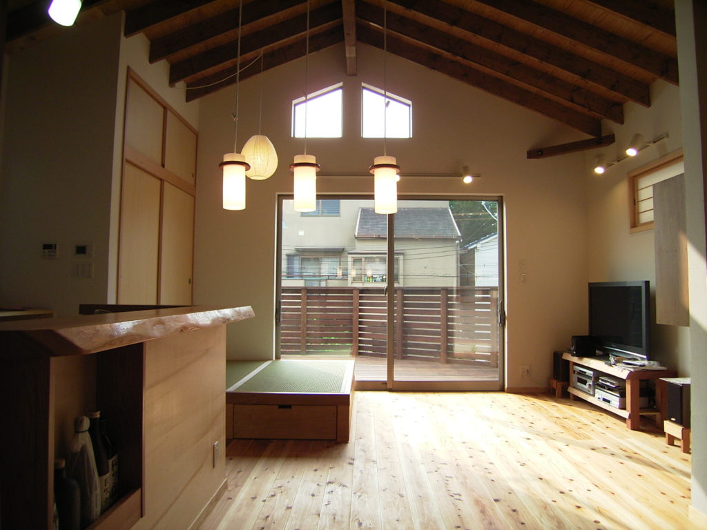 床に直接座るリビング畳は、小上がりすることで、寝そべったり、椅子がわりになったり、収納スペースが増えたりします。 