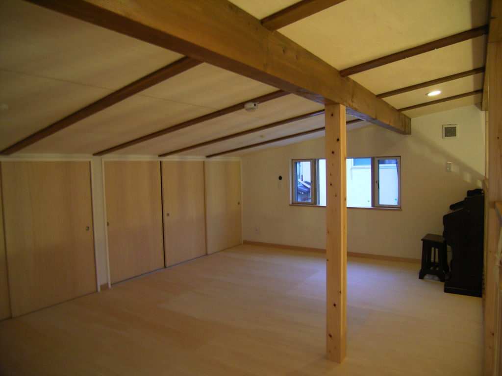 2階の子ども部屋は天井高の低い部屋とすることで、寝る時以外はリビングで生活するように、家族計画を考えた。