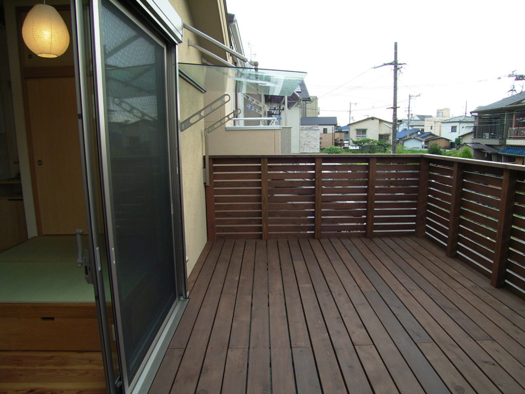 リビングがら直接フラットで出入りできるデッキスペースはリビングの一部として部屋が広々と見えるし使えます。 